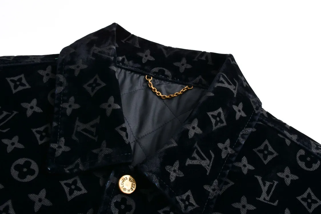 🅿️1200 1v 24SS Huoshaoyun flocked denim cotton jacket. The original version was purchased for 44,000. The fabric is made of jacquard flocked denim with twill weave. The thick twill texture and clear lines have been properly processed. The fabric is custom-dyed and spun yarn is flocked, with the classic presbyopia pattern throughout. The entire piece of garment is cut using infrared laser positioning. The body is cut by hand to match the pattern. The pieces are cut and positioned to match the pattern. The entire width of the garment is fixed with single-needle embroidery in thick lines. From the lapels, thresholds, sleeves, and pockets, all are made to high-end sewing standards, and multiple processes are exclusively developed and customized, resulting in huge fabric losses. The interior is made of polyester fiber filling, and diamond-shaped wiring is used to fix the filling to prevent it from deforming. The entire hardware and accessories are individually molded and customized. Each piece is made by a master with rich washing experience. He uses gauze to dip acrylic paint and apply it evenly on the flocking surface by hand according to the original positioning method. The dyeing time is controlled, and the scrap rate of defective products is extremely high. Each large piece presents a unique fire cloud effect. Size:46-48-50-52
